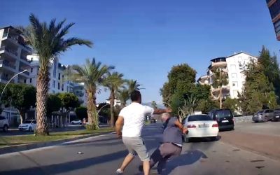 Yaşlı adamın yere düştüğü yumruklu trafik kavgasının yeni görüntüleri ortaya çıktı
