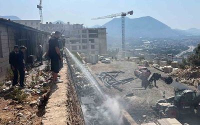 Alanya’da inşaat boruları alev aldı, yangın yatakhaneye sıçradı
