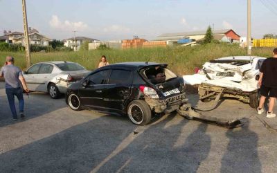 Antalya’da 4 araçlı zincirleme kaza: 6’sı turist 7 yaralı

