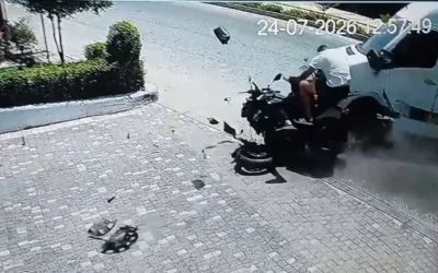 Tur midibüsüyle çarpışan motosiklettekiler yola savruldu
