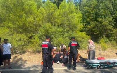 Manavgat’ta römork üzerindeki botlar devrildi: 3 yaralı
