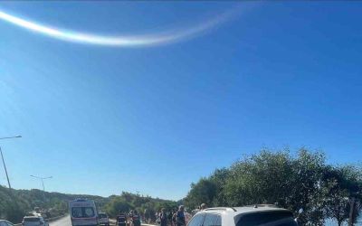 Alanya’da park halindeki otomobile çarpan motosikletteki 2 kişi yaralandı
