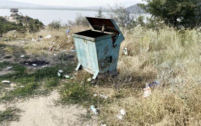 Boş çöp konteynerinin etrafının atıklarla kaplandığını gören profesörden sert tepki
