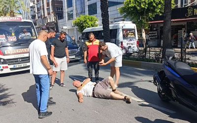 Duran araçları son anda fark ettiler, frene basınca devrilerek sürüklendiler
