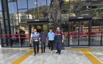 Alanya’da ayakkabı mağazasından hırsızlık yapan 2 şüpheli tutuklandı
