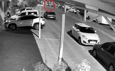 Alkollü stajyer sürücü park halindeki araçlara çarptı, o anlar güvenlik kamerasına yansıdı
