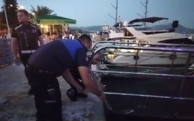 Tur teknesi çalışanlarının birbirine girdiği kavga anı görüntülendi
