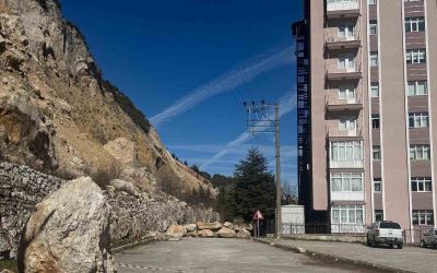 Isparta’da kayaların tehdit ettiği mahallenin geleceği masaya yatırıldı
