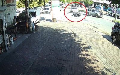 Otomobille çarpıştı, motosikletiyle birlikte metrelerce sürüklendi
