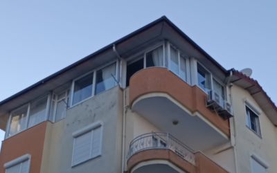 Şiddetli rüzgarda yerinden kopan pencere 5. kattan düştü
