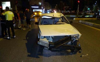 Antalya’da motosiklet ile Tofaş otomobil çarpıştı: 2 yaralı
