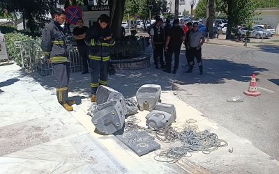 İşletme sahibi 800 bin lira ceza yemesine sebep olan ses sistemini belediye önünde benzin döküp yaktı

