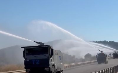 Kontrol altına alınan orman yangınında peş peşe sıralanan TOMA’ların müdahalesi
