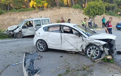 Karşı şeride geçen otomobil ortalığı savaş alanına çevirdi: 4 yaralı

