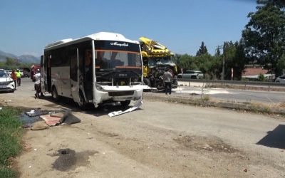 Antalya’da yolcu indirmek için duran midibüse tır arkadan çarptı: 11 yaralı
