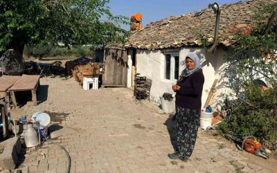 Antalya’da hortumun evsiz bıraktığı aile korkudan eve giremiyor bahçede yaşıyor
