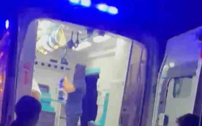 Denizde kalbi duran gence tesadüfen sahilde bulunan sağlık çalışanından hayat kurtaran müdahale
