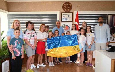 Ukraynalı çocuklar Kemer’de moral depoladı
