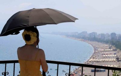 Hava sıcaklığının 34 derece ölçüldüğü Antalya’da deniz suyu sıcaklığı 30 dereceyi gördü
