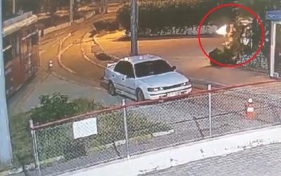 Seferleri durdurulan nostalji tramvayına yanıcı madde atıldı: O anlar kamerada
