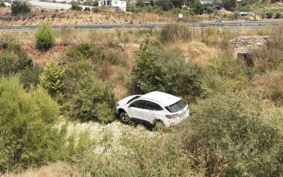 Antalya’da otomobil dereye uçtu: 1 yaralı
