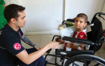 6 metrelik kuyuya düşen çocuk kendisini kurtaran kahramanıyla buluştu
