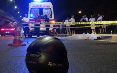 Savrulan motosikletten düşerek başını kaldırıma çarpan genç hayatını kaybetti
