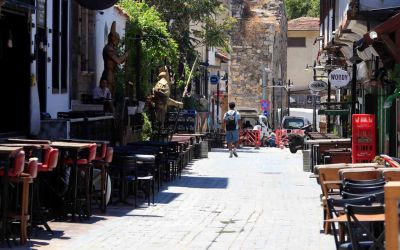 Hava kararınca nüfusunun 100 katını ağırlıyor
