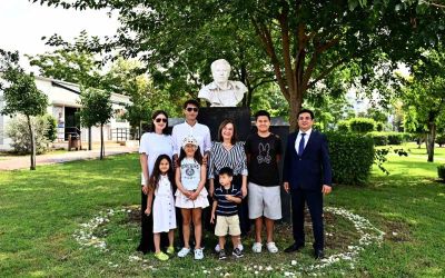 Cengiz Aytmatov’un oğlu ünlü yazarın daha önce yayımlanmamış çalışmalarını Antalya’daki kütüphaneye bağışladı
