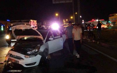 Antalya’da otomobiller çarpıştı: 2 yaralı
