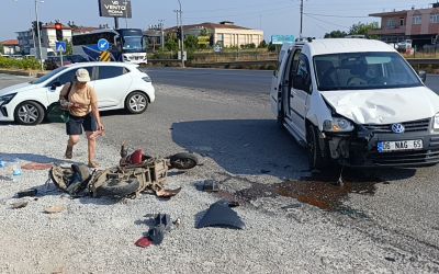 Motosiklettekileri metrelerce savuran kaza kamerada
