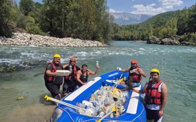 Beşkonak’ta raftingciler kürekleri bırakıp çöp topladı
