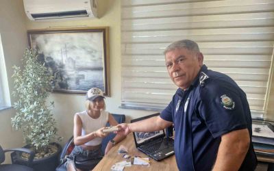 Serik’te zabıta ekipleri buldukları kayıp çantayı sahibine teslim etti
