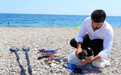 Denizin dibinde buldukları görenleri hayrete düşürüyor: Tatilcilerin denizde kaybettikleri, dalış yapan gencin ganimeti oluyor
