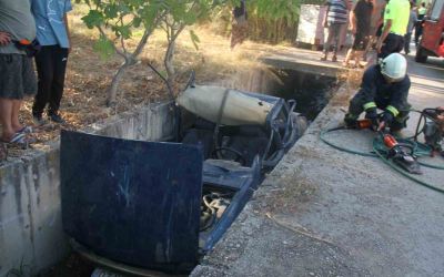 Antalya’da otomobil sulama kanalına düştü, sürücü yaralandı
