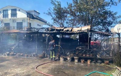 Antalya’da baraka yangında küle döndü, alevler villa ve lojmanlara sıçramadan söndürüldü
