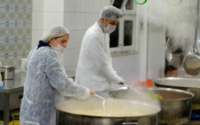 Muratpaşa’da ihtiyaç sahiplerine her gün sıcak yemek
