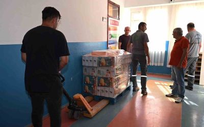 Kemer’de kırtasiye malzemelerinin dağıtımı devam ediyor
