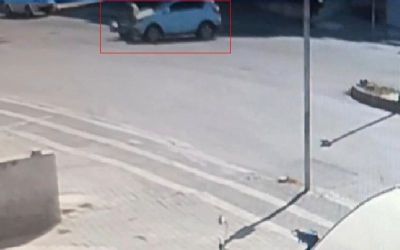 Otomobilin motosikletle çarpışma anı kamerada
