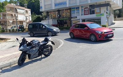 Sokağa dönmek isteyen otomobile motosiklet çarptı: 1 yaralı
