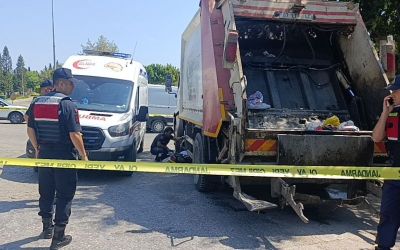 Temizlik işçisi görev yaptığı çöp kamyonunun altında kalarak hayatını kaybetti
