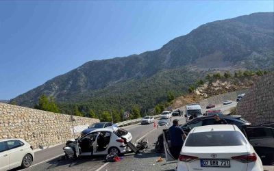Karşı şeride geçip 3 araca çarptı: 4 yaralı
