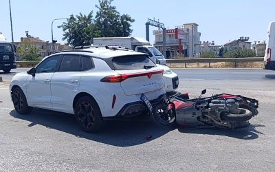 Yolda aniden duran araca motosiklet çarptı
