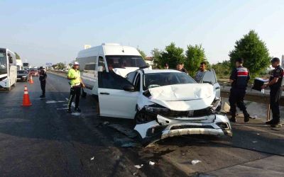 Antalya’da feci kazada ortalık savaş alanına döndü: 17 yaralı
