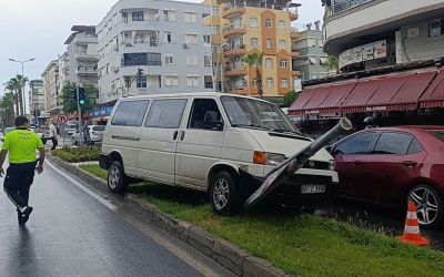 Kayan kamyonetin karşı şeride geçmesini refüjdeki tabela engelledi
