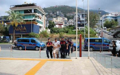 Alanya’da emlak ofisini kurşunlayan 2 şüpheli tutuklandı
