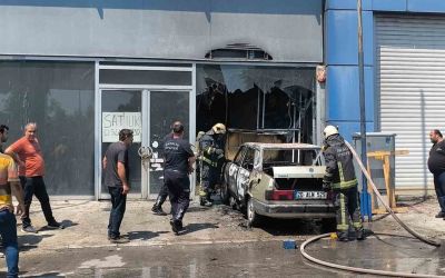 Antalya’da park halindeki Tofaş küle döndü, iş yeri zarar gördü
