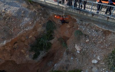 Deniz keyfi hastanede son buldu, kayalık alanda mahsur kalan vatandaş 2 saatte kurtarıldı
