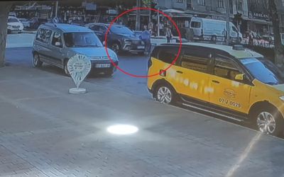 Otomobilin çarptığı kadın metrelerce savruldu
