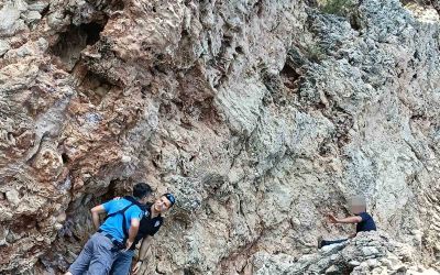 Falezlerin denizle buluştuğu kayalıklara çıktı, ekipleri alarma geçirdi
